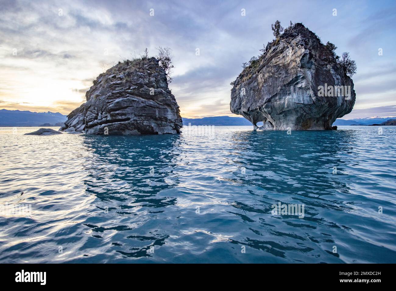 Kajaktour durch die berühmten Marmorhöhlen Catedral de Marmol, Capilla de Marmol und den Marmortunnel direkt nach Sonnenaufgang - Reisen Sie nach Chile Stockfoto