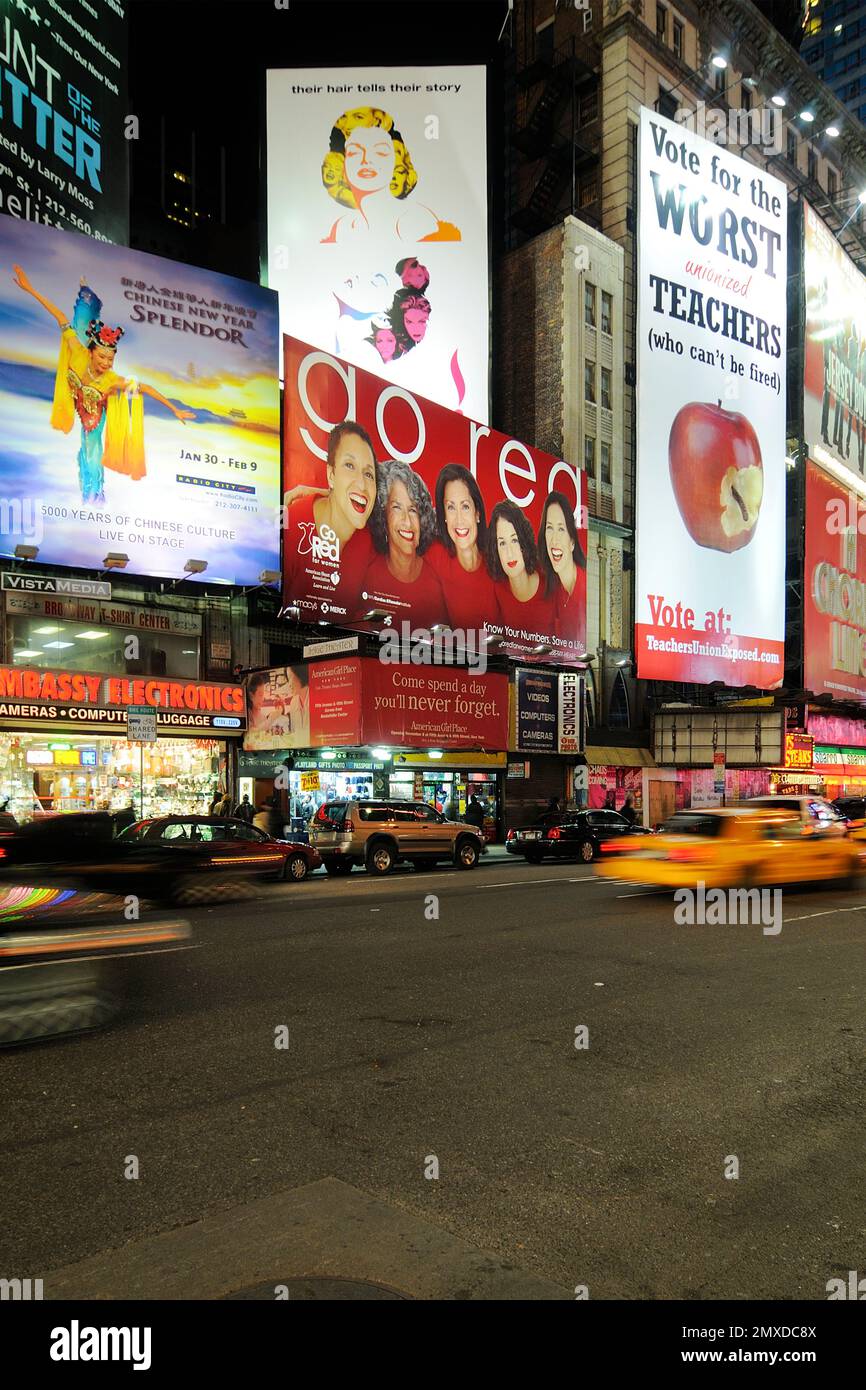 Die kommerziellen Lichter des Times Square im Herzen von Manhattan, New York. Stockfoto