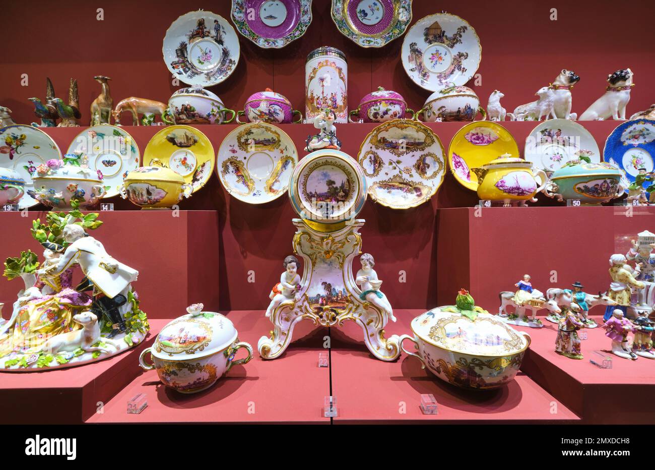 Eine Vitrine mit altem Porzellan, geschirr, Schüsseln, Figuren. Im Kunstmuseum, Museo e Real Bosco di Capodimonte, in Neapel, Italien. Stockfoto