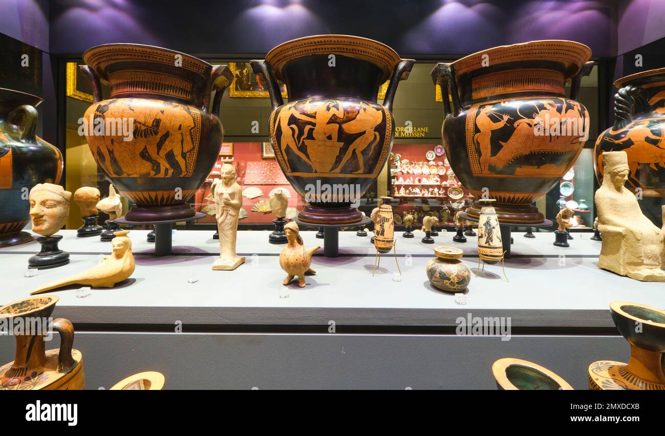 Eine Sammlung von alten griechischen Lehmvasen und Objekten aus Griechenland. Im Kunstmuseum, Museo e Real Bosco di Capodimonte, in Neapel, Italien. Stockfoto