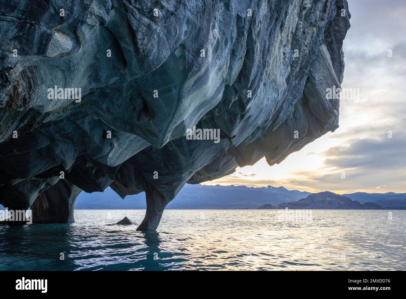 Kajaktour durch die berühmten Marmorhöhlen Catedral de Marmol, Capilla de Marmol und den Marmortunnel direkt nach Sonnenaufgang - Reisen Sie nach Chile Stockfoto