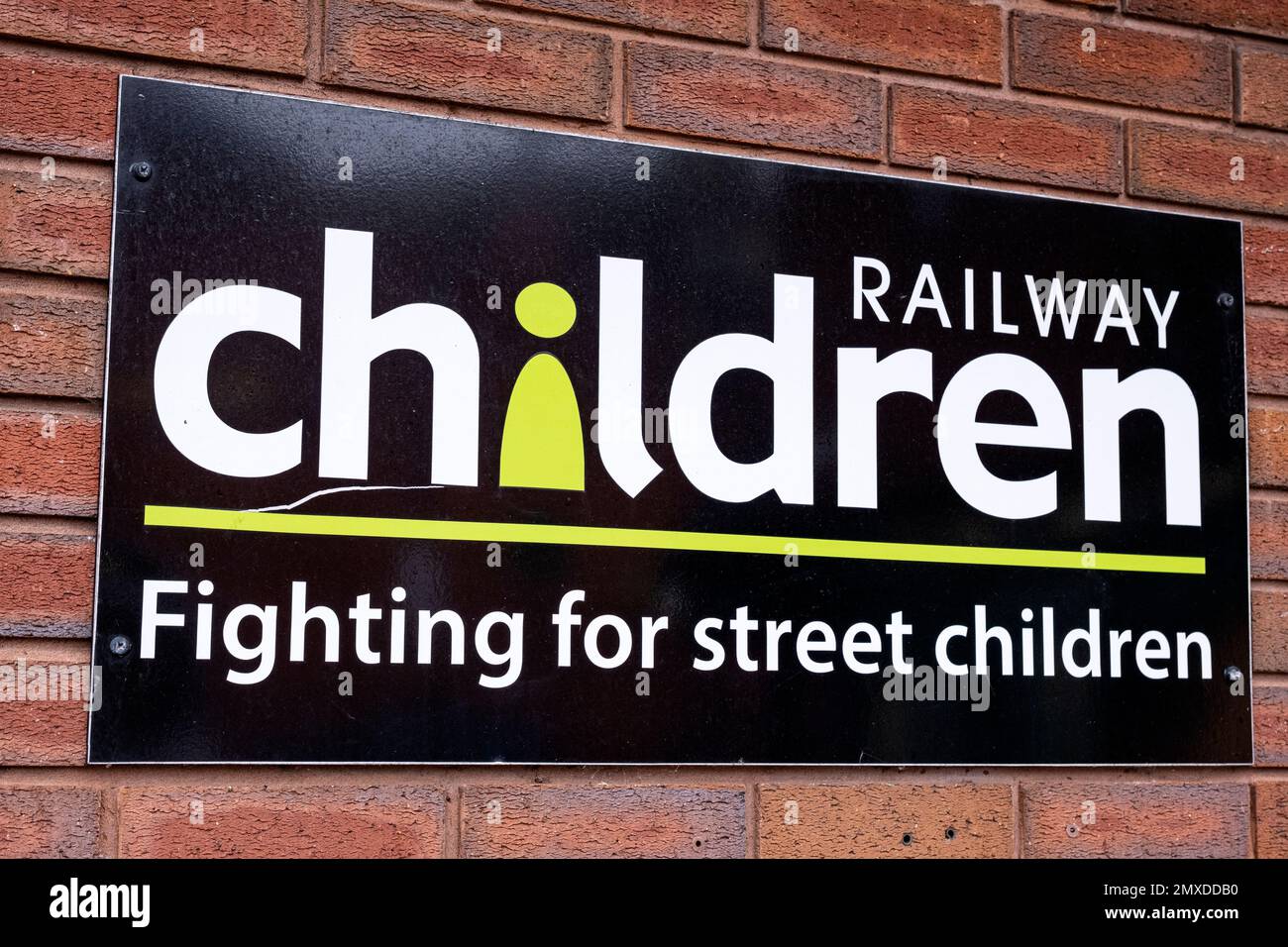 Railway Children Charity-Schild an der Außenwand in Sandbach Cheshire UK Stockfoto