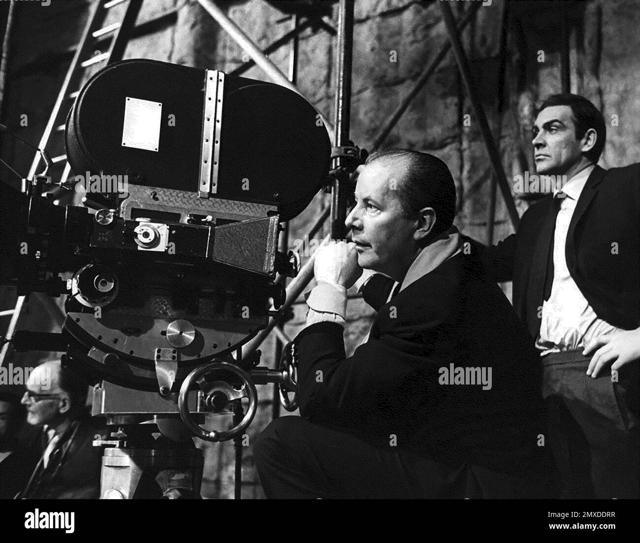 Terence Young (1915-1994) und Sean Connery am Set von Thunderball. Museum: PRIVATE SAMMLUNG. Autor: ANONYM. Stockfoto