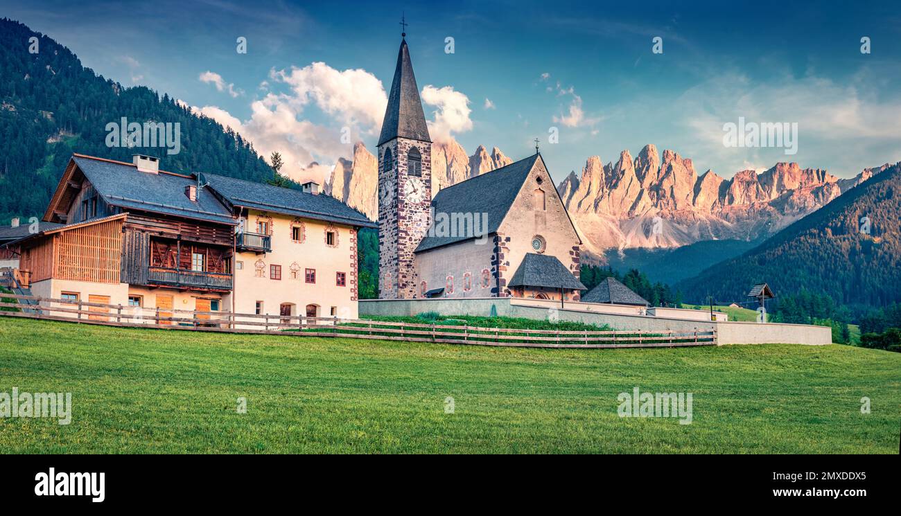 Abendlicher Panoramablick auf die katholische Kirche Santa Maddalena. Wunderschöne Sommerszene im Funes-Tal. Wundervolle Landschaft von St. Das Magdalena-Dorf in Nati Stockfoto