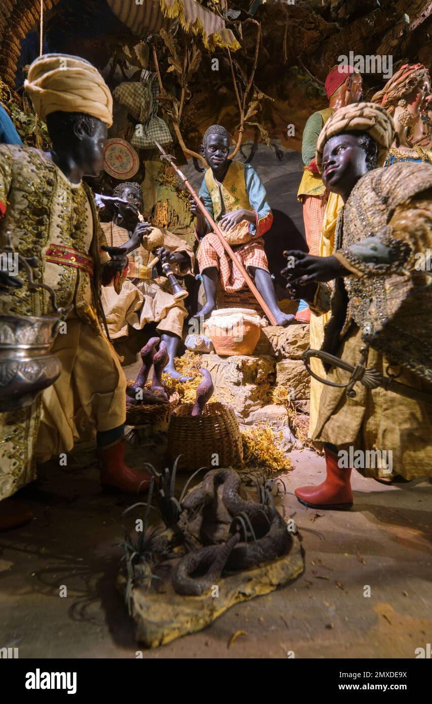 Schwarze Händler auf einem Markt mit gefährlichen Schlangen, vielleicht Kobras oder Asphalt. Teil eines großen Dioramas im Kunstmuseum, Museo e Real Bosco di Capodimont Stockfoto