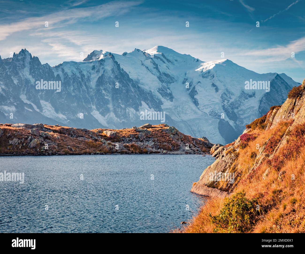 Wunderschöne Herbstlandschaft. Majestätischer Herbstblick auf den Cheserys See mit Mount Blanc im Hintergrund, Lage in Chamonix. Tolle Outdoor-Szene von Vallon de Be Stockfoto