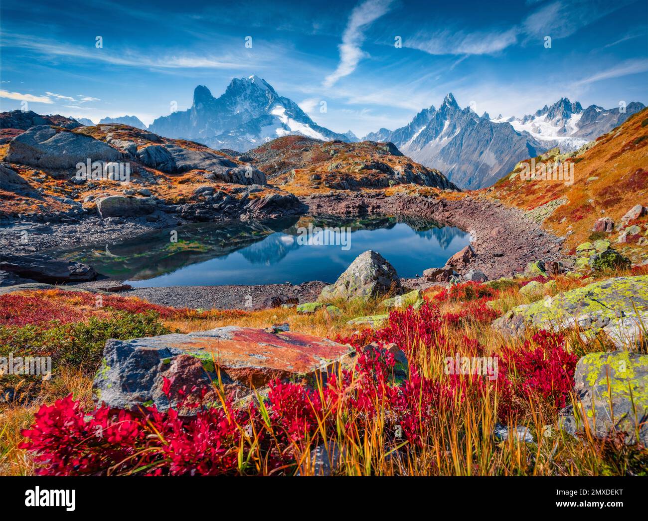 Wunderschöne Herbstlandschaft. Unglaublicher Herbstblick auf Cheserys See/Lac De Cheserys, Lage in Chamonix. Atemberaubende Outdoor-Szene von Vallon de Berard Nat Stockfoto