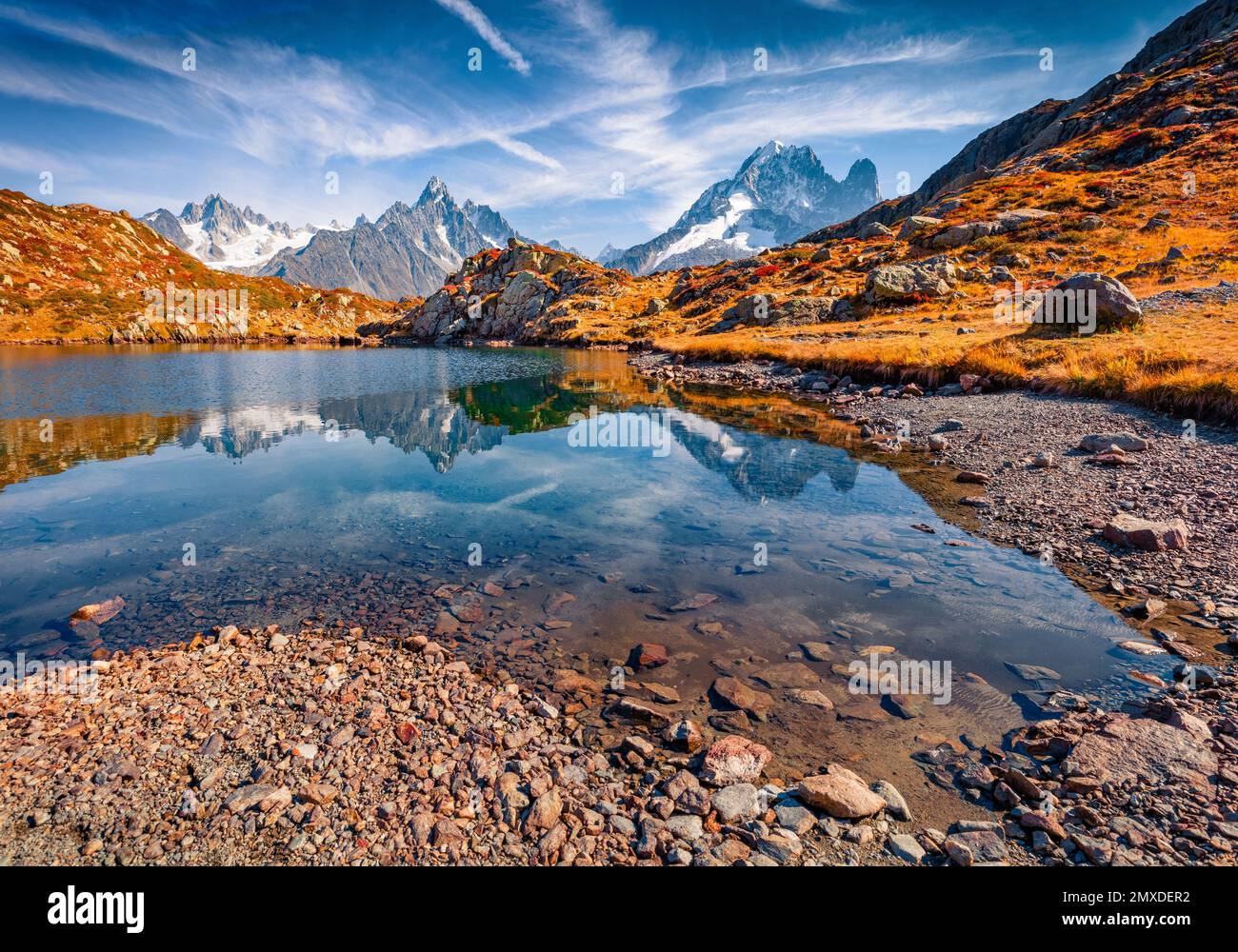 Wunderschöne Herbstlandschaft. Bezaubernder Blick am Morgen auf Chesery Lake/Lac De Cheserys, Lage in Chamonix. Atemberaubende Naturlandschaft von Vallon de Berard Stockfoto