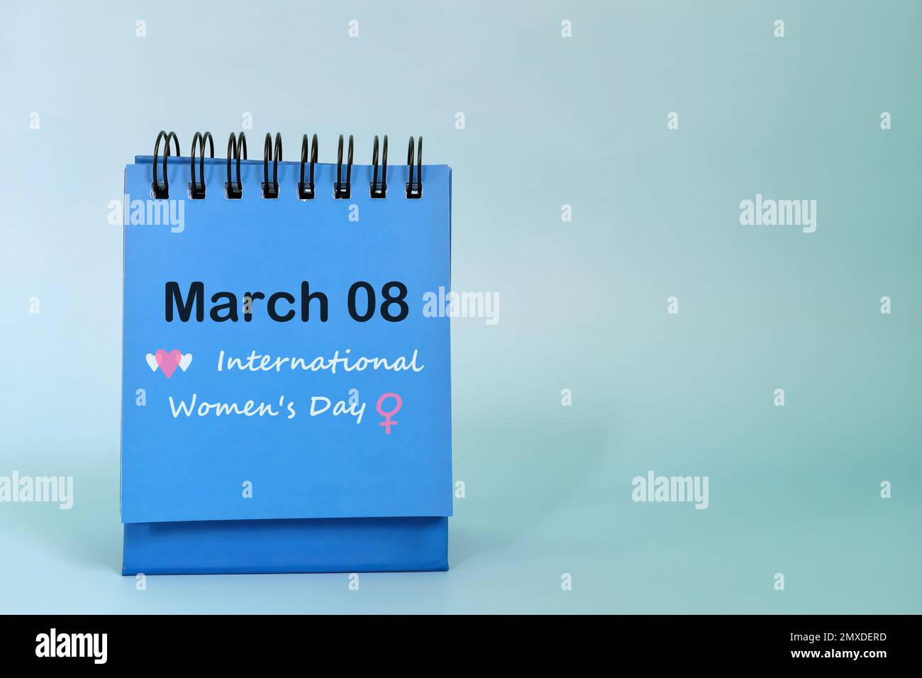 März 8 als Erinnerung an das Datum des Internationalen Frauentags auf dem Blue Desk-Kalender. Festungskonzept. Stockfoto