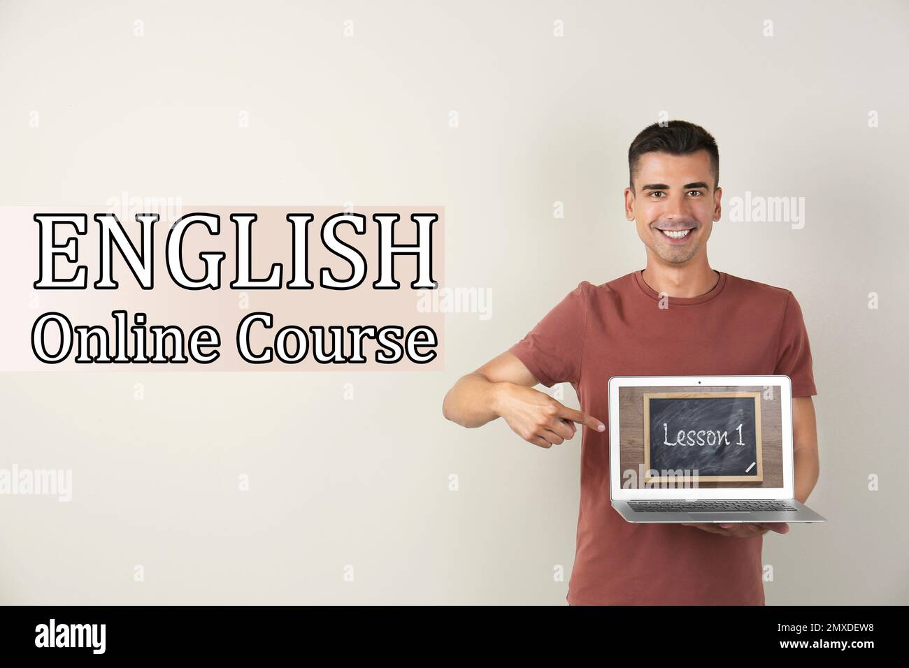 Junger Lehrer mit Laptop auf hellem Hintergrund. Online-Englischkurs Stockfoto