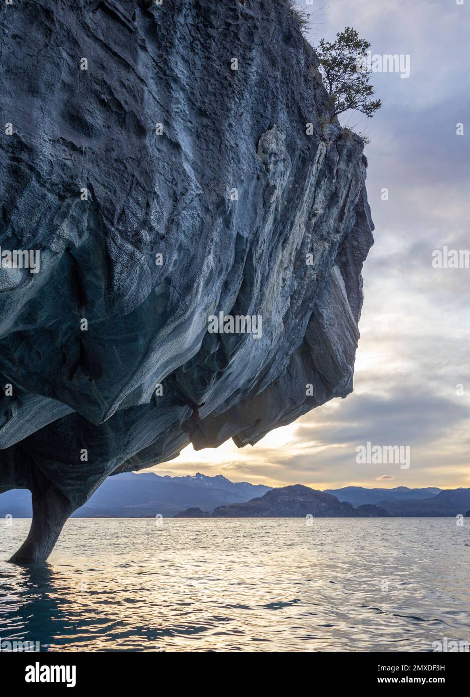 Kajaktour durch die berühmten Marmorhöhlen Catedral de Marmol, Capilla de Marmol und den Marmortunnel direkt nach Sonnenaufgang - Reisen Sie nach Chile Stockfoto