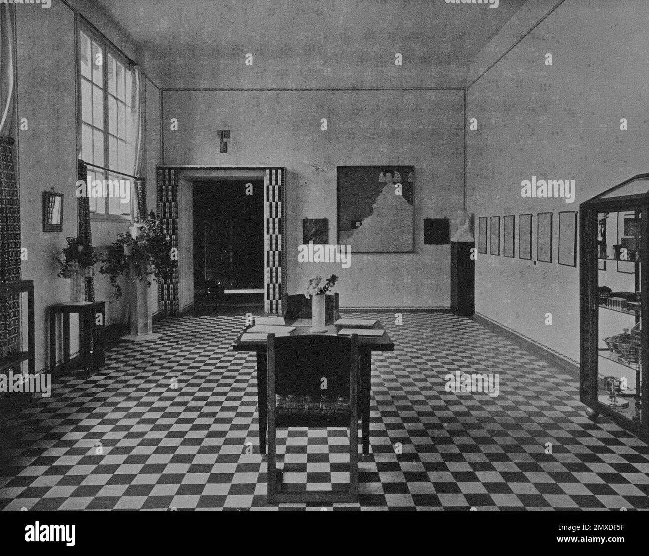 Der Ausstellungsraum der Wiener Werkstätte auf der 1907. Internationalen Kunstausstellung in Mannheim Kunsthalle. Museum: PRIVATE SAMMLUNG. Autor: ANONYM. Stockfoto