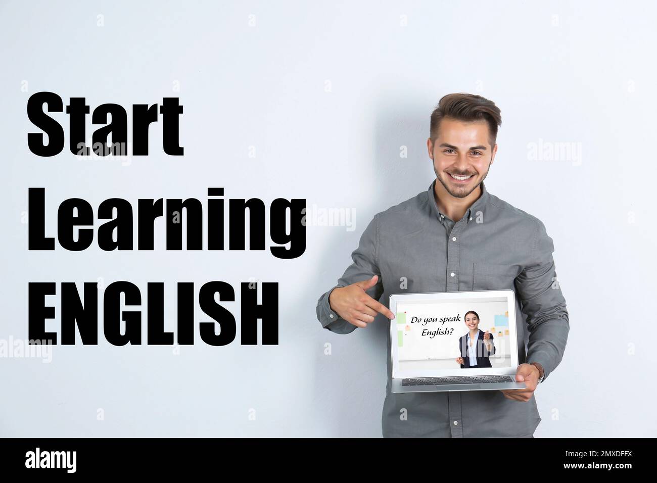 Junger Mann mit Notebook auf hellem Hintergrund. Online-Englischlehrer Stockfoto