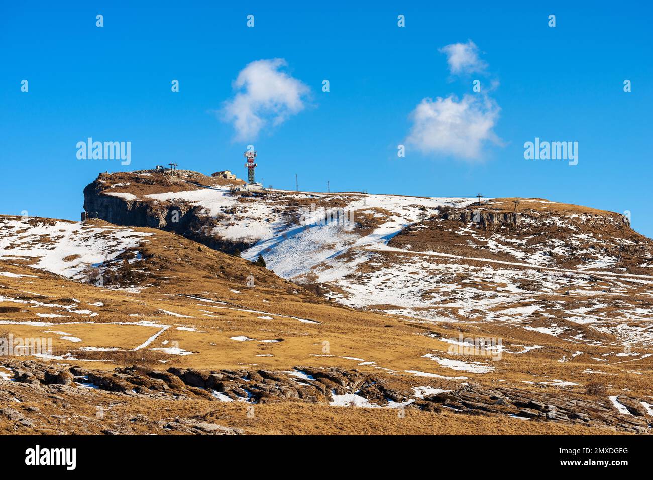 Berggipfel des Castel Gaibana, Skigebiet Malga San Giorgio im Winter, regionaler Naturpark Lessinia Plateau, Bosco Chiesanuova, Verona, Italien. Stockfoto