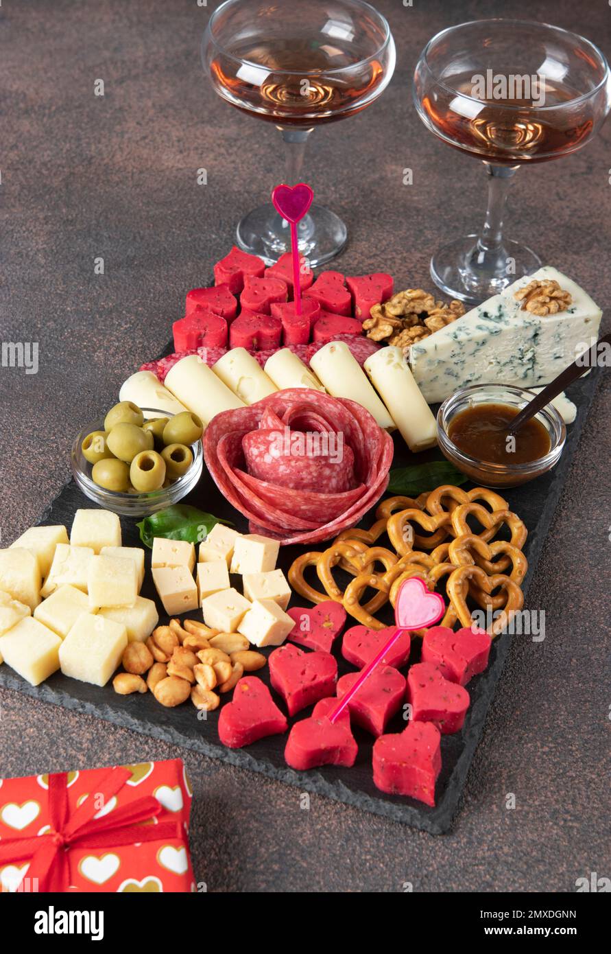 Wurstplatte zum Valentinstag mit verschiedenen Wurstsorten, Käse ...