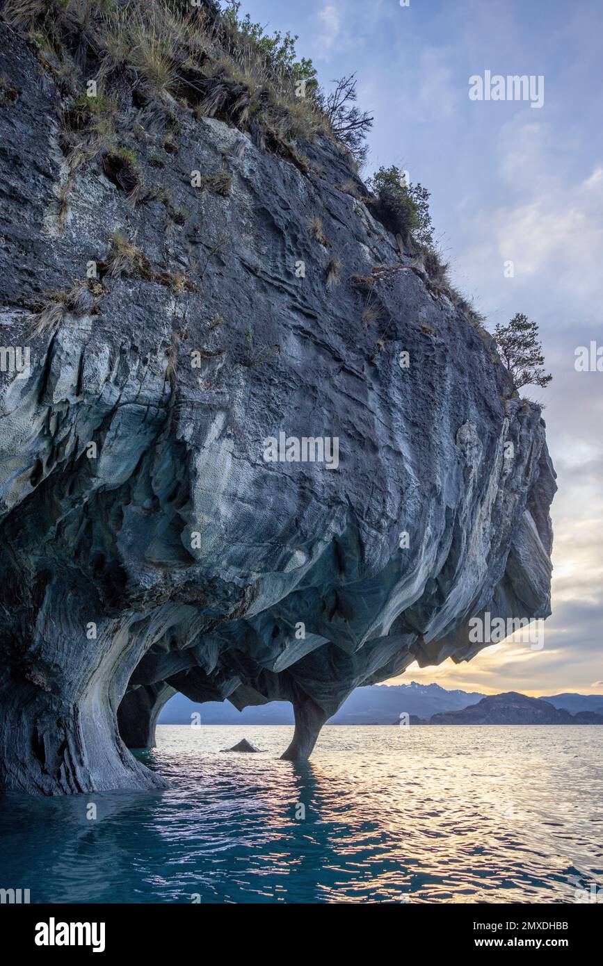 Kajaktour durch die berühmten Marmorhöhlen Catedral de Marmol, Capilla de Marmol und den Marmortunnel direkt nach Sonnenaufgang - Reisen Sie nach Chile Stockfoto