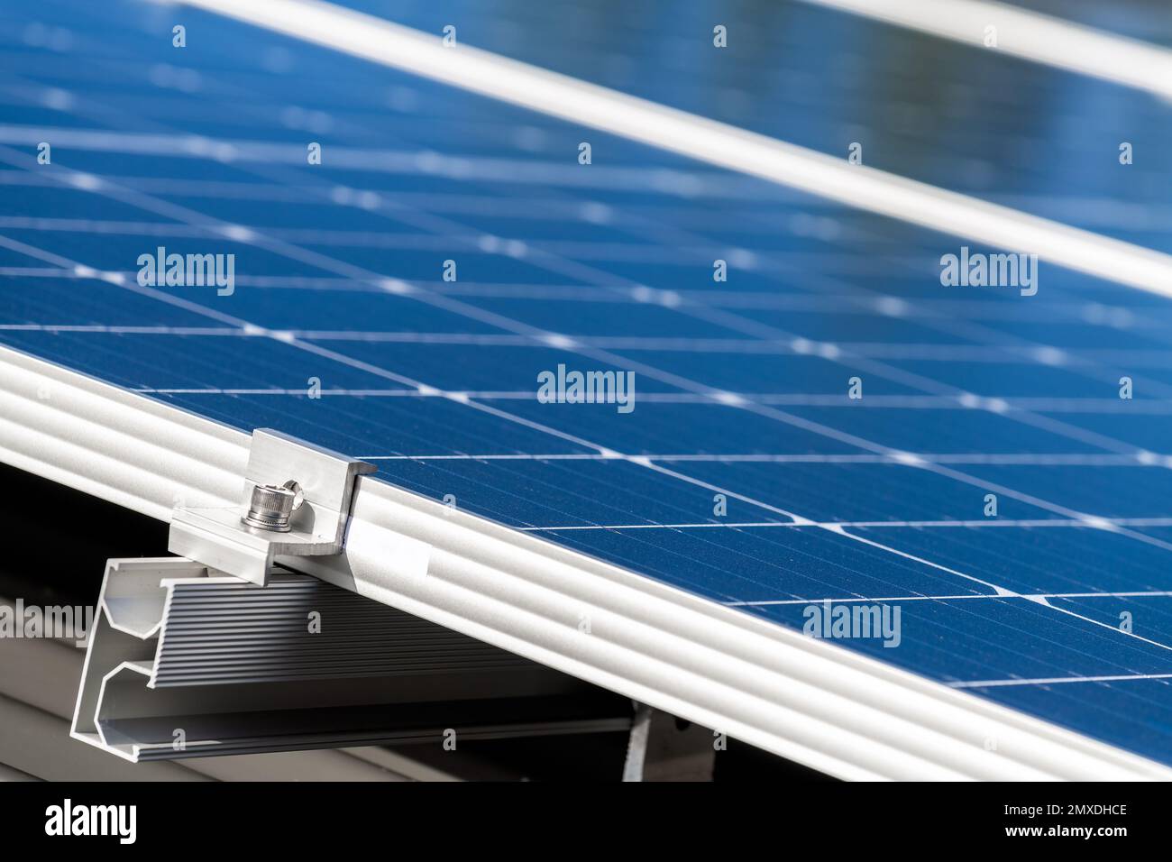 Nahaufnahme des Solarmoduls mit Schwerpunkt auf der Schienenhalterung auf einem Hausdach in Australien. Stockfoto