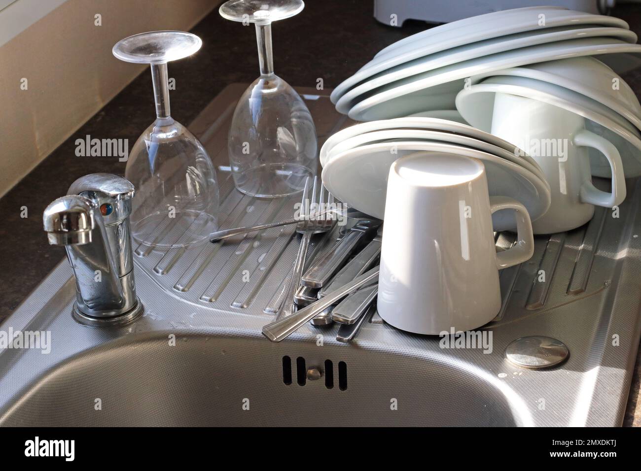 Reinigen Sie das Geschirr auf einem Abtropfbrett. Stockfoto