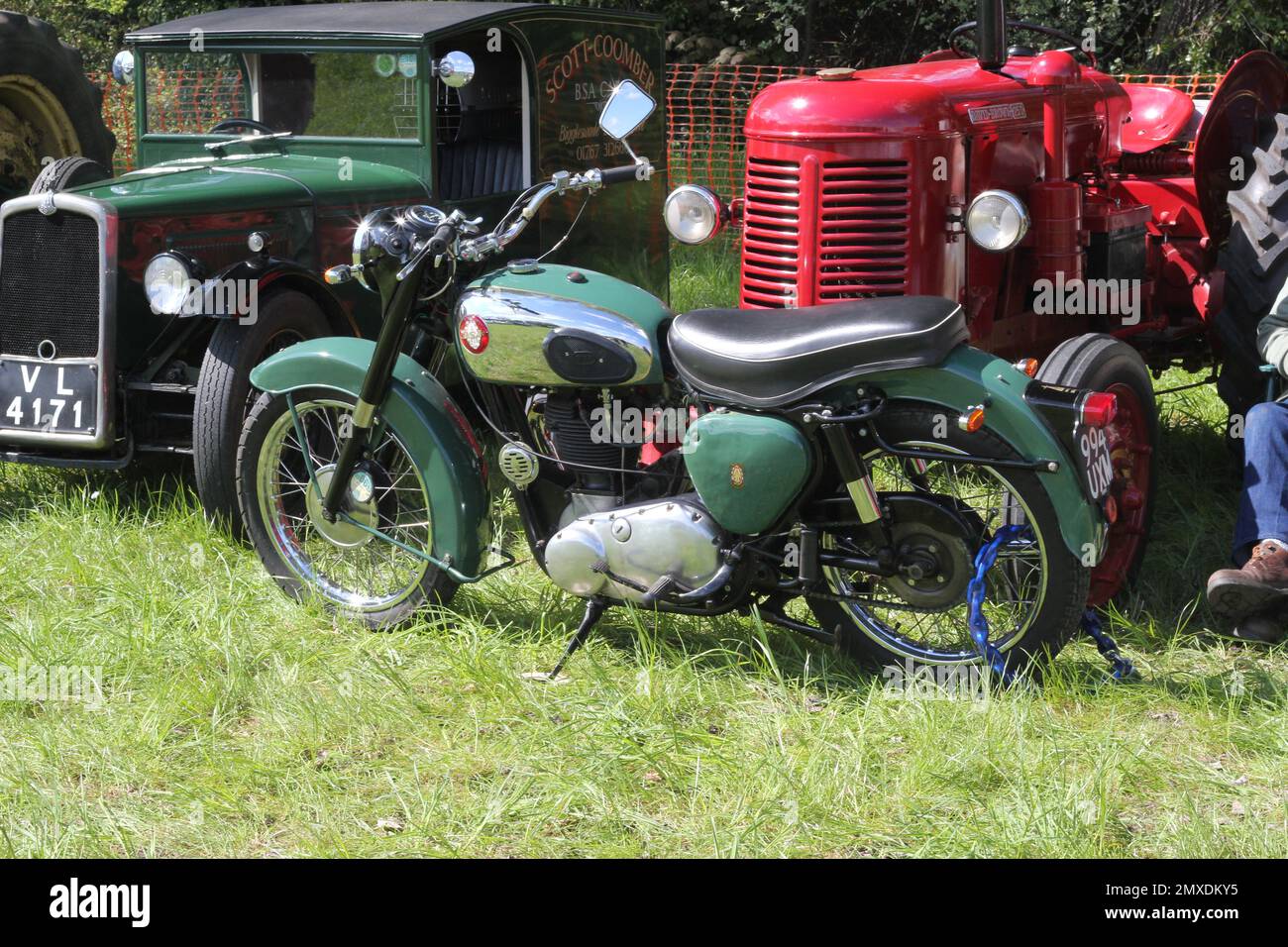 Alte Oldtimer und Landfahrzeuge auf einer Landmesse. Stockfoto