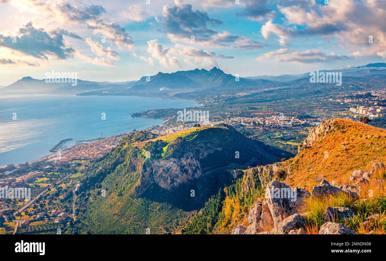 Landschaftsfotografie aus der Luft. Sonniger Blick am Morgen auf Bagheria und den Nationalpark Orientata Pizzo Cane. Herrliche Sommerszene von Sizilien, Italien. Amaz Stockfoto