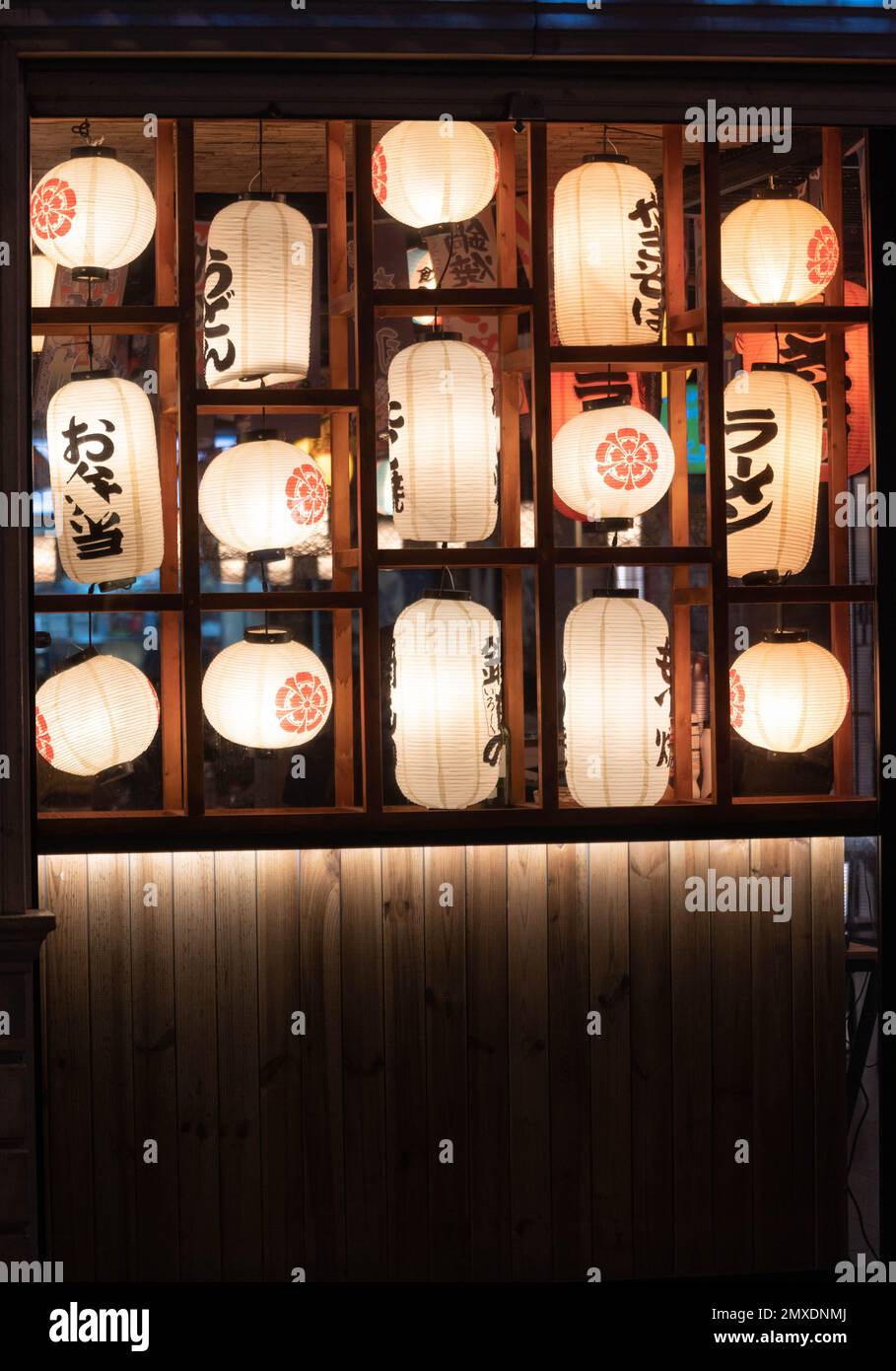 Das japanische Restaurant Suhsi wird mit japanischen Buchstaben beleuchtet Stockfoto