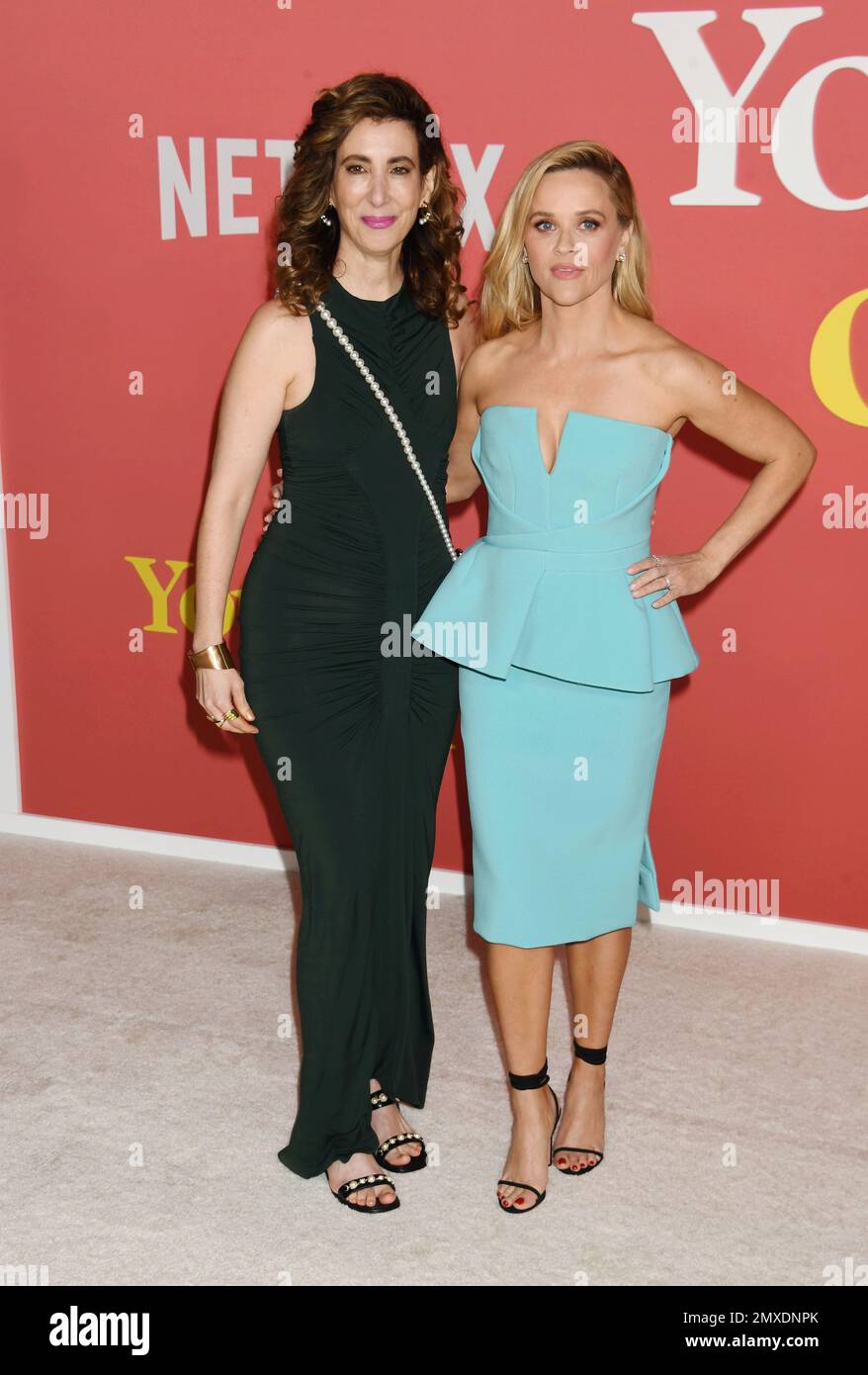 LOS ANGELES, KALIFORNIEN - FEBRUAR 02: (L-R) Regisseur Aline Brosh McKenna und Reese Witherspoon nehmen an der Weltpremiere von Netflix „Your Place OR Stockfoto