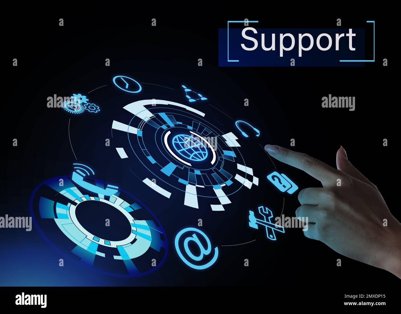 Frau berührt Symbol auf virtuellem Bildschirm, Nahaufnahme. Technischer Support Stockfoto