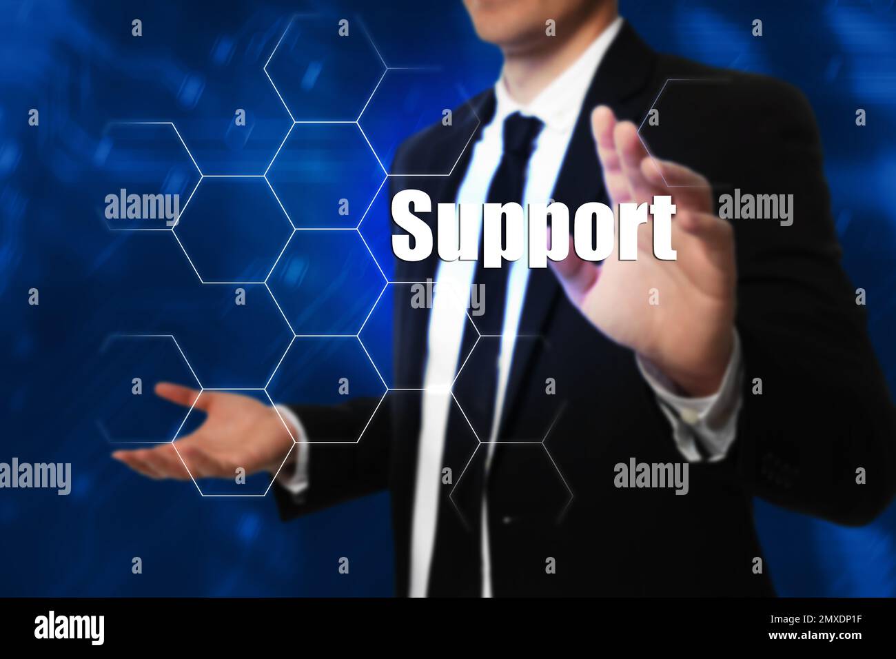 Junger Geschäftsmann in der Nähe des virtuellen Bildschirms, Nahaufnahme. Technischer Support Stockfoto