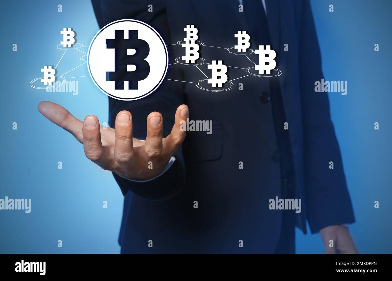 FinTech-Konzept. Geschäftsmann demonstriert Plan mit Bitcoin-Symbolen Stockfoto