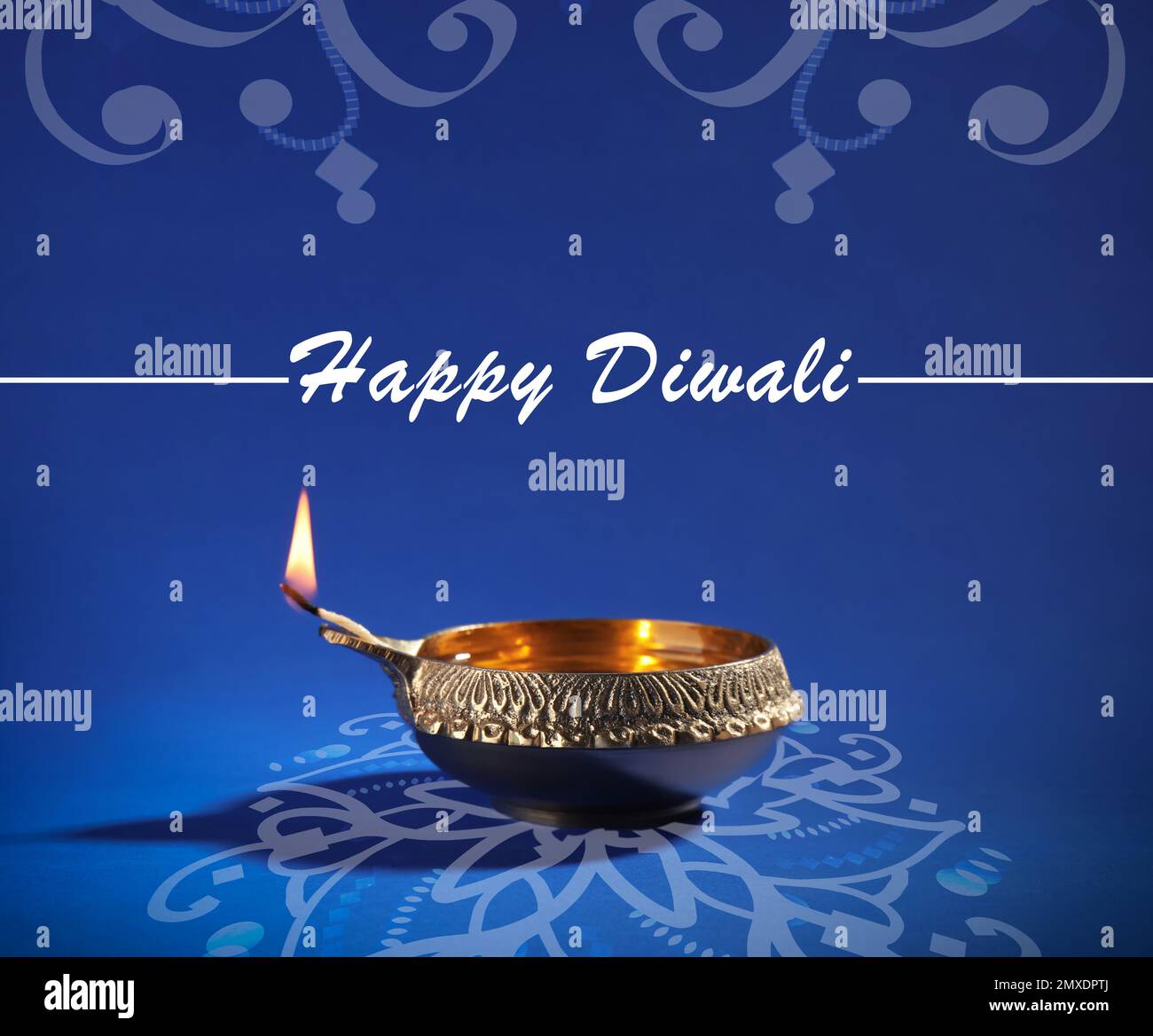 Aufschrift Happy Diwali und Tonlampe auf farbigem Hintergrund Stockfoto