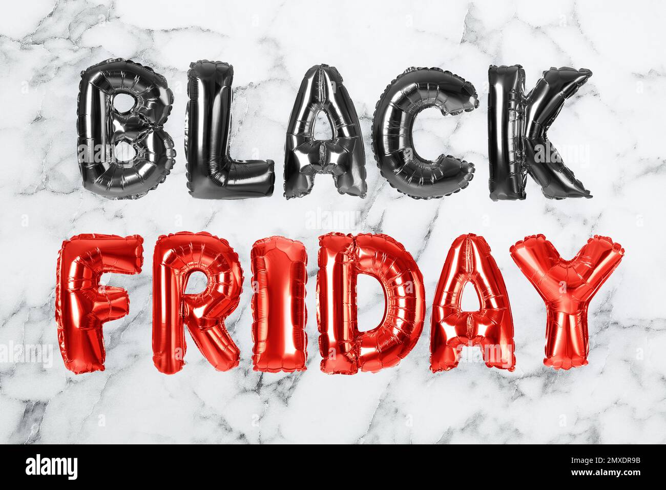 Phrase SCHWARZER FREITAG aus Buchstaben aus Folienballon auf weißem Marmorhintergrund Stockfoto
