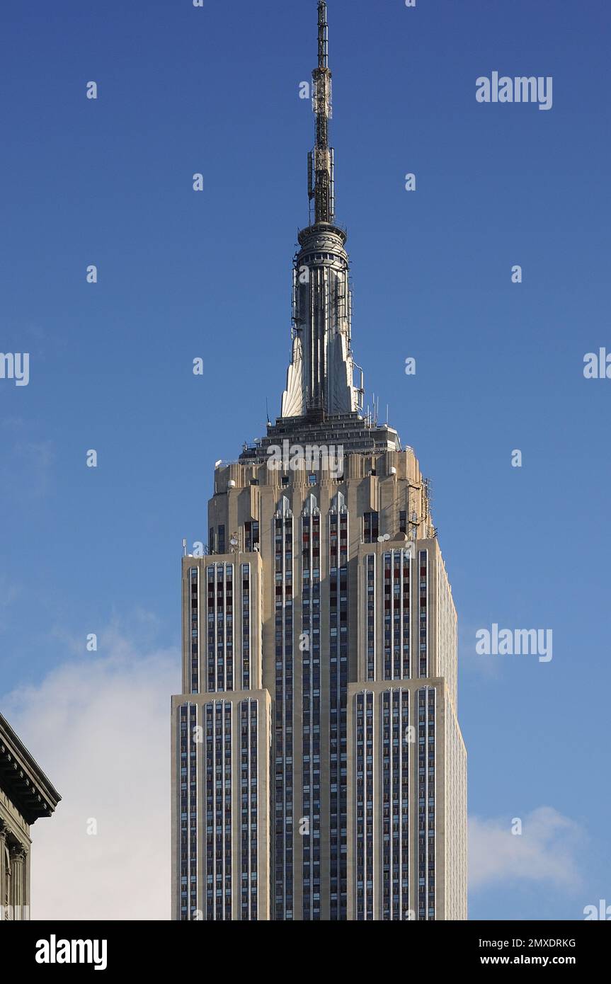 Fangen Sie die Art déco-Krone des ikonischen Empire State Building vor der Skyline von New York City ein Stockfoto