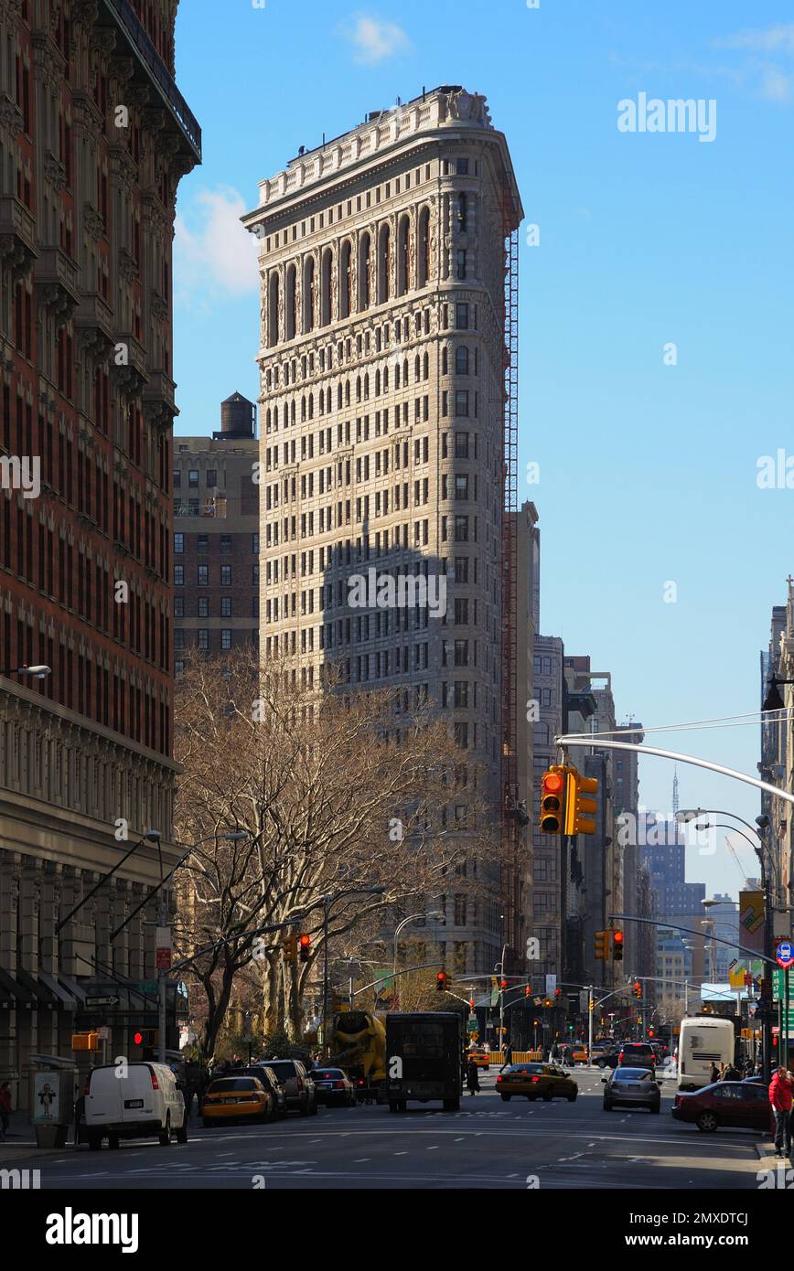 Das Flatiron Building, ein dreieckiger Wolkenkratzer in New York, steht an der Kreuzung von Broadway und Fifth Avenue und zeigt Beaux-Arts-Architektur Stockfoto