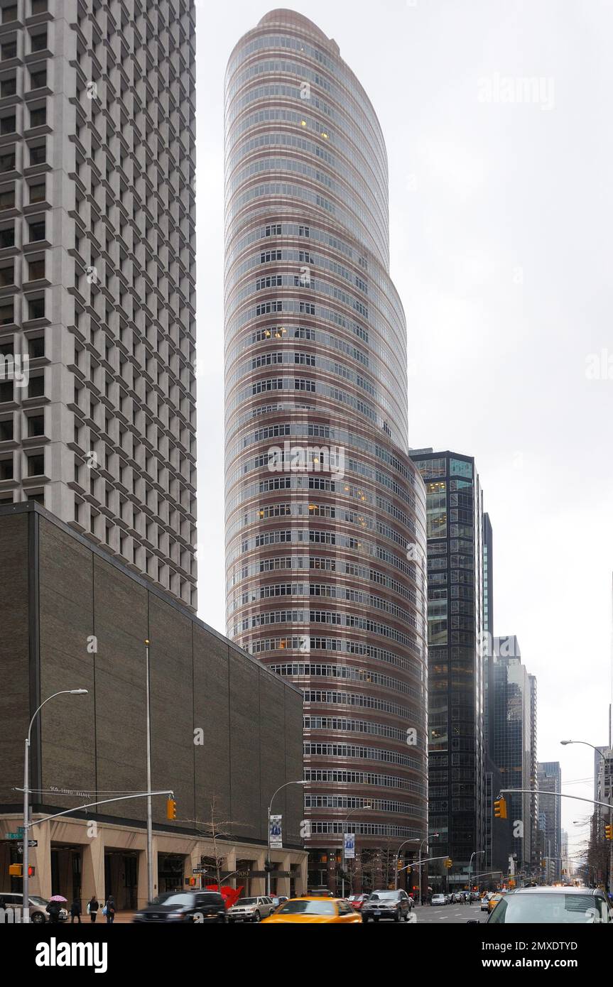 Phillip Johnsons Lipstick Building: Moderne Eleganz in rosa Tönen, eine verspielte Ikone in der Skyline von New York City. Stockfoto