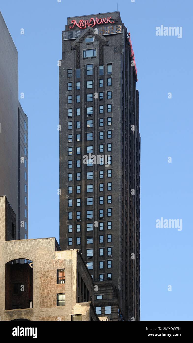 Das ikonische New Yorker Hotel in Manhattan, New York City, besticht durch Art déco-Architektur, vertikales Design und den berühmten roten „New Yorker“ Stockfoto