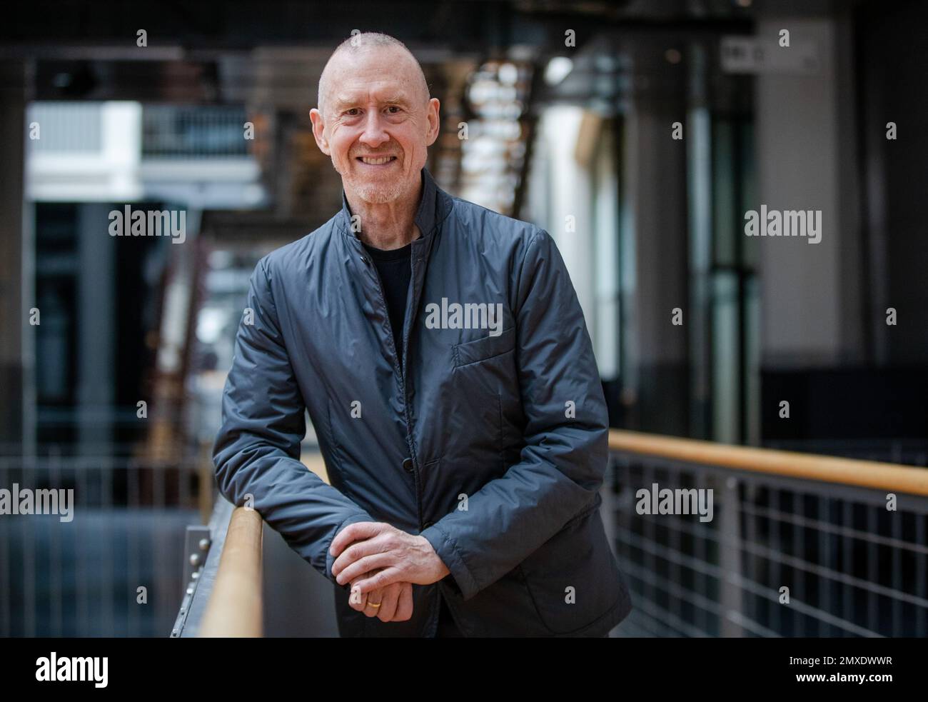 Karlsruhe, Deutschland. 03. Februar 2023. Der Choreographen William Forsythe steht im Karlsruhe Center for Art and Media (ZKM). Forsythe hat sein Archiv dem ZKM Media Art Center übergeben. Das Zentrum wird die Sammlung der audiovisuellen Medien und Dokumente des Künstlers, die sich über 50 Jahre erstrecken, erhalten und zugänglich machen. Kredit: Christoph Schmidt/dpa/Alamy Live News Stockfoto