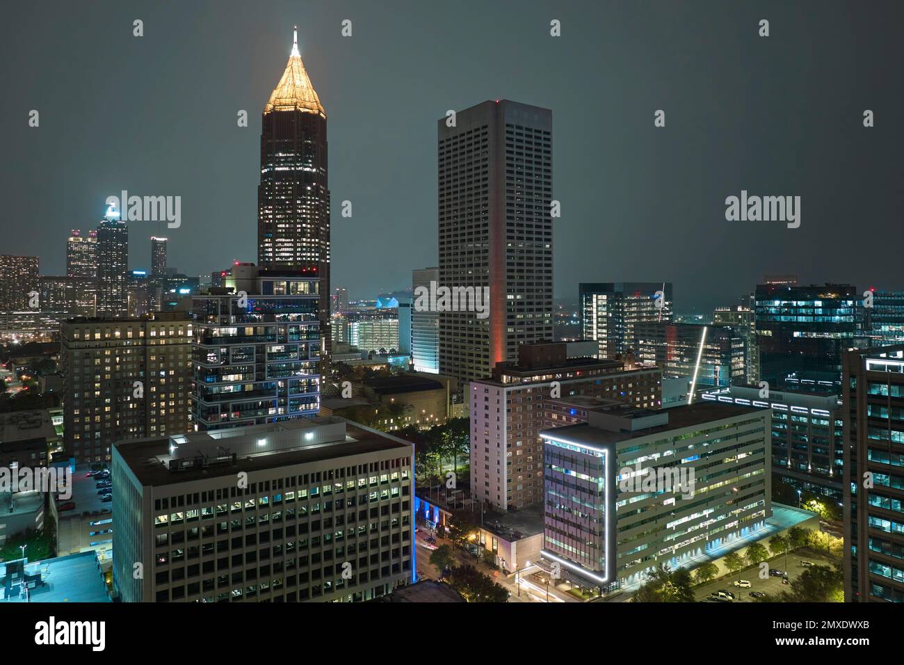 Das Stadtzentrum von Atlanta City in Georgia, USA, aus der Vogelperspektive. Hell erleuchtete Hochhäuser in der modernen amerikanischen Innenstadt. Stockfoto