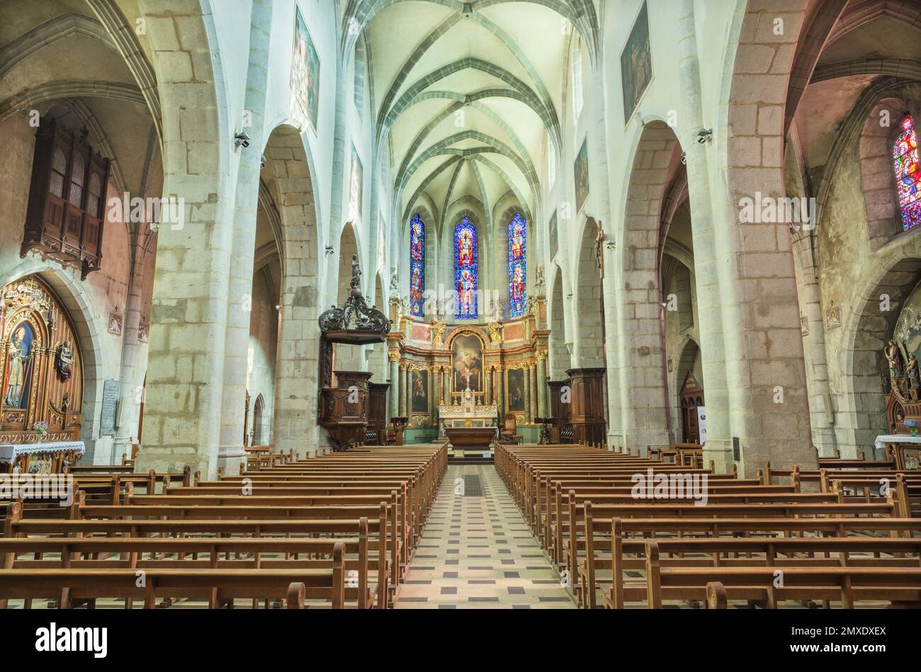 ANNECY, FRANKREICH - 11. JULI 2022: Das Schiff von St. Pierre Kathedrale. Stockfoto