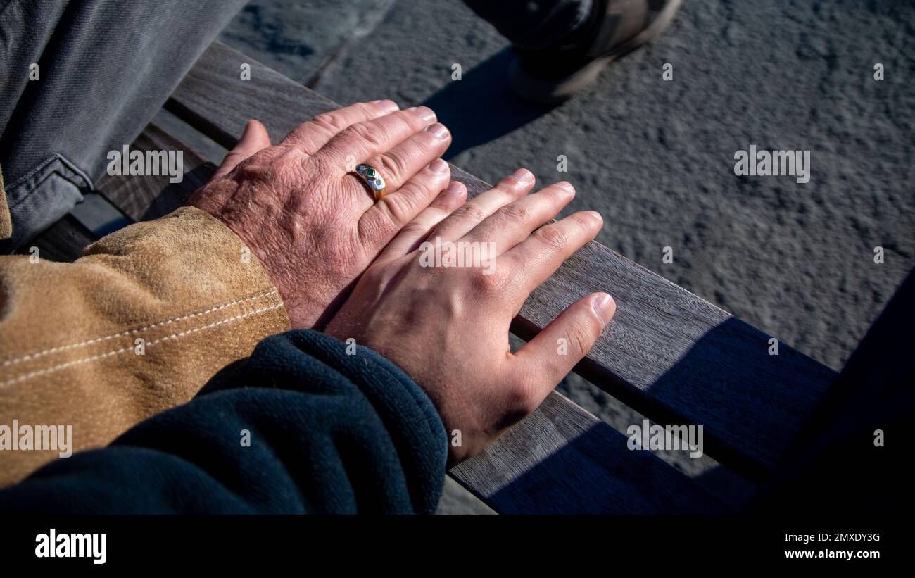 Die Hände des schwulen Paares mit einem Ring auf einer davon Stockfoto