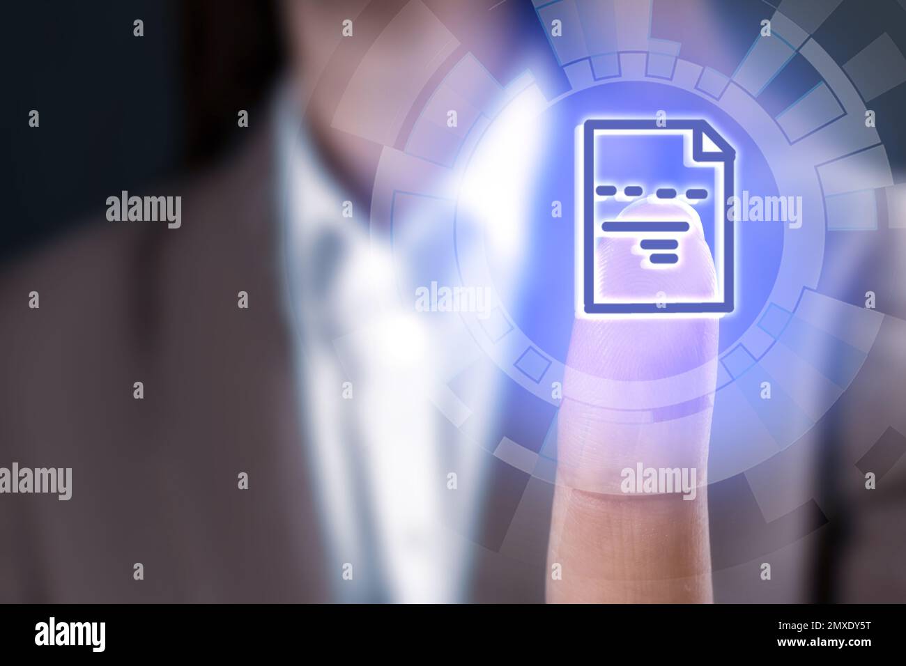 Frau, die auf dem virtuellen Bildschirm auf das Dokumentsymbol klickt, Nahaufnahme Stockfoto