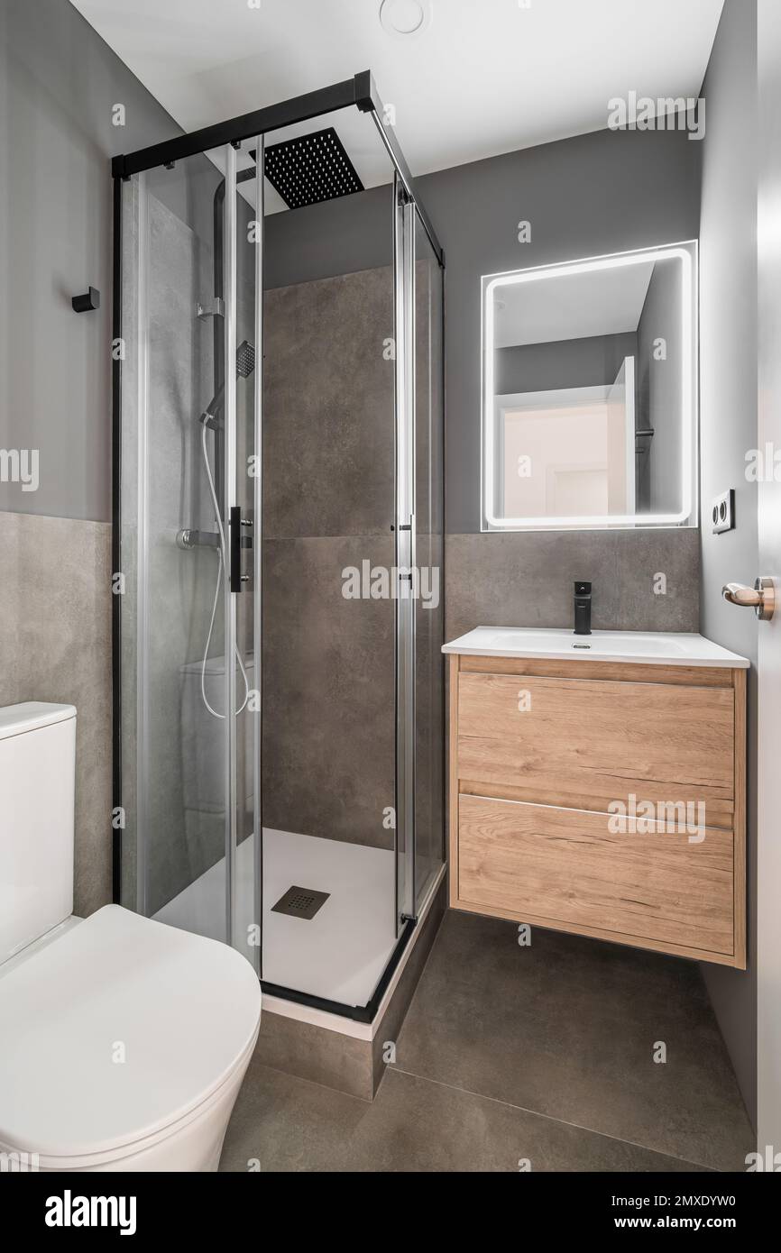 Kleines Bad in modernem Design mit heller Beleuchtung. Duschkabine aus ... Kleines Bad in modernem Design mit heller Beleuchtung. Duschkabine aus ...