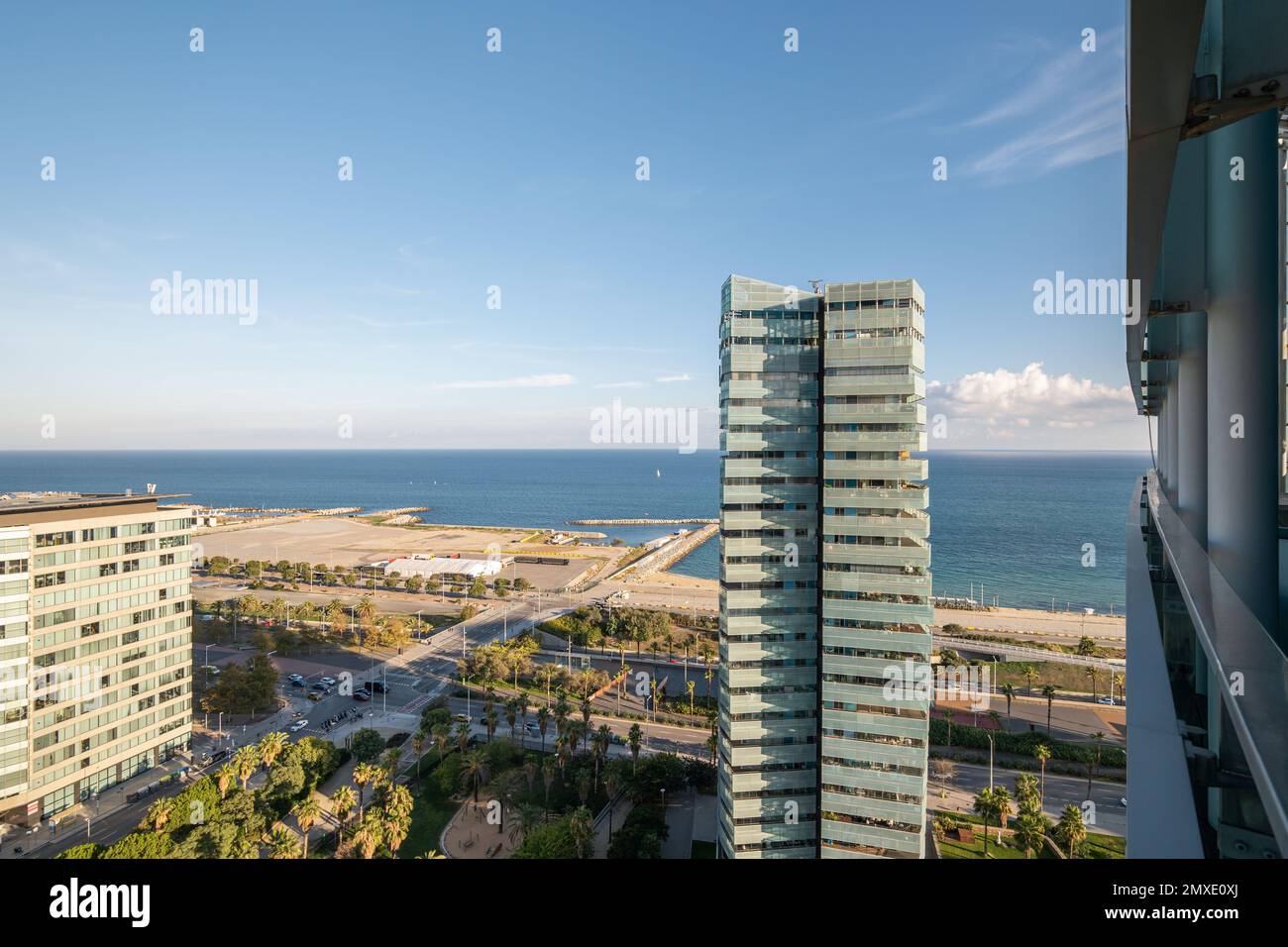 Küstenabschnitt der Stadt mit hohen Gebäuden, entwickelte Infrastruktur für Touristen, um sich zu entspannen und das Meeresklima zu genießen. Blick von der Höhe des Meeres Stockfoto