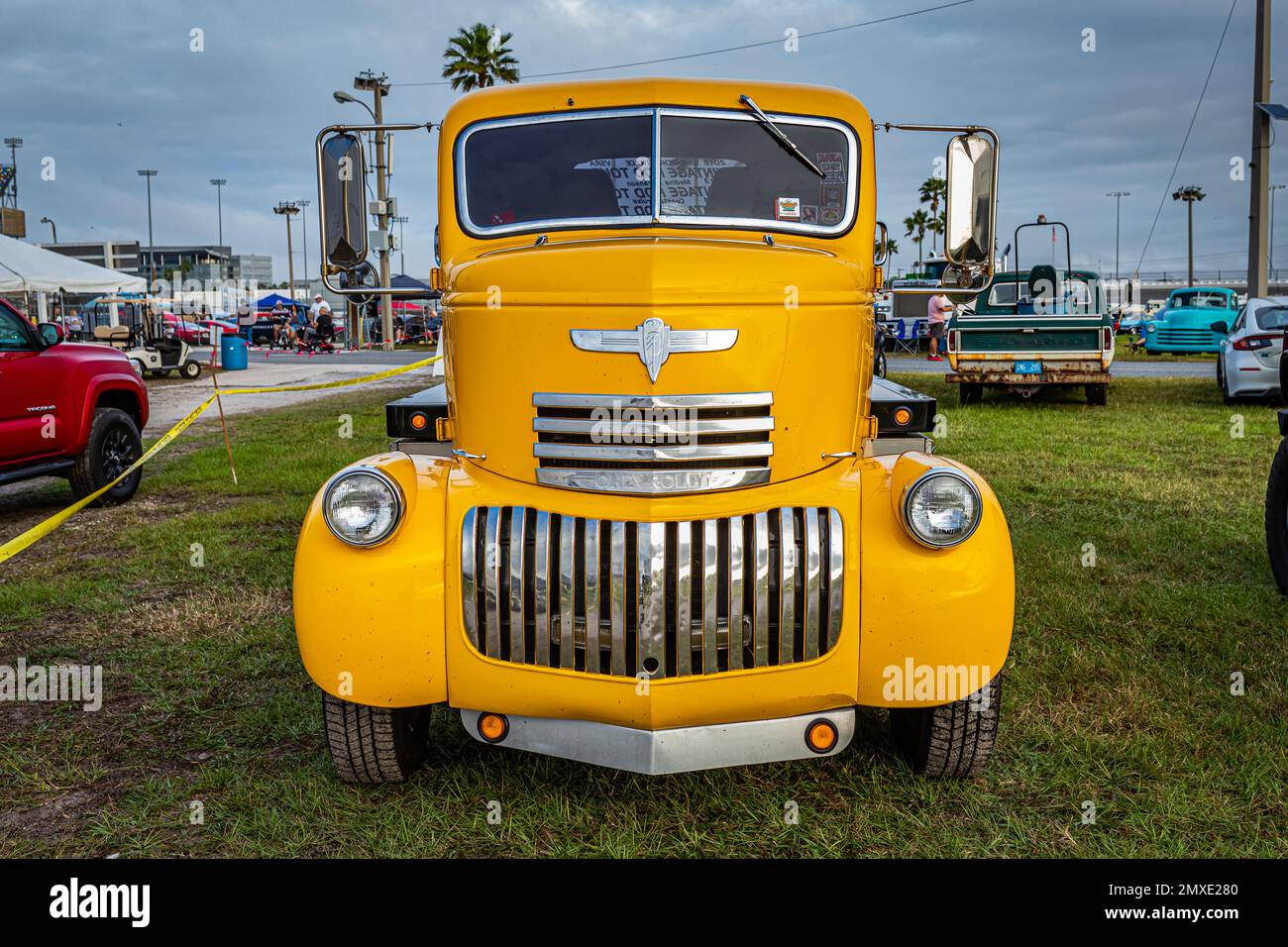 Daytona Beach, FL - 26. November 2022: Aus der Vogelperspektive von einem 1942 Chevrolet COE Flachbettkraftwagen auf einer lokalen Automesse. Stockfoto