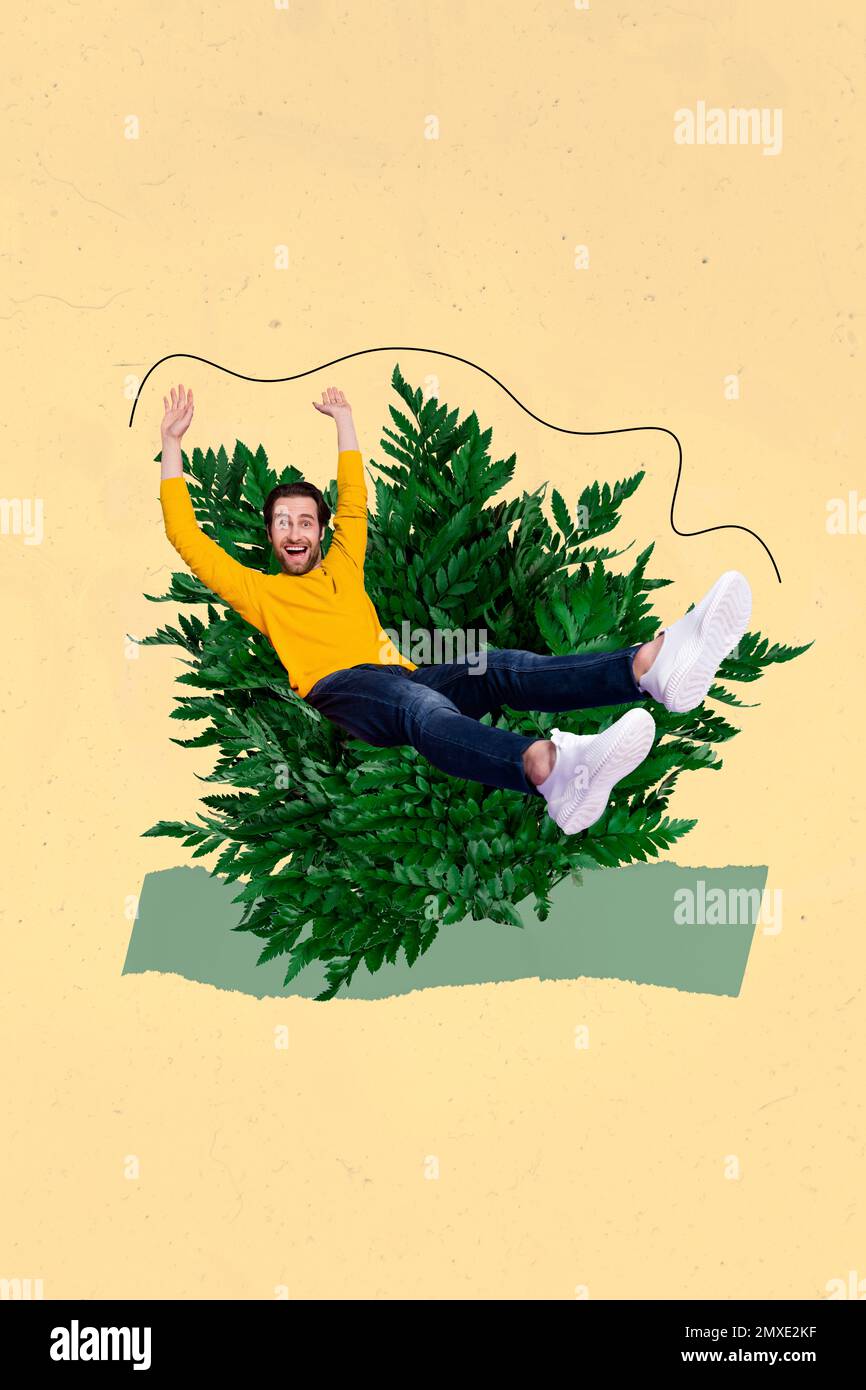 Vertikales Collage-Porträt eines überfreulichen positiven Mini-Typen, der im grünen Busch sitzt, wird auf dem Zeichnungshintergrund isoliert Stockfoto