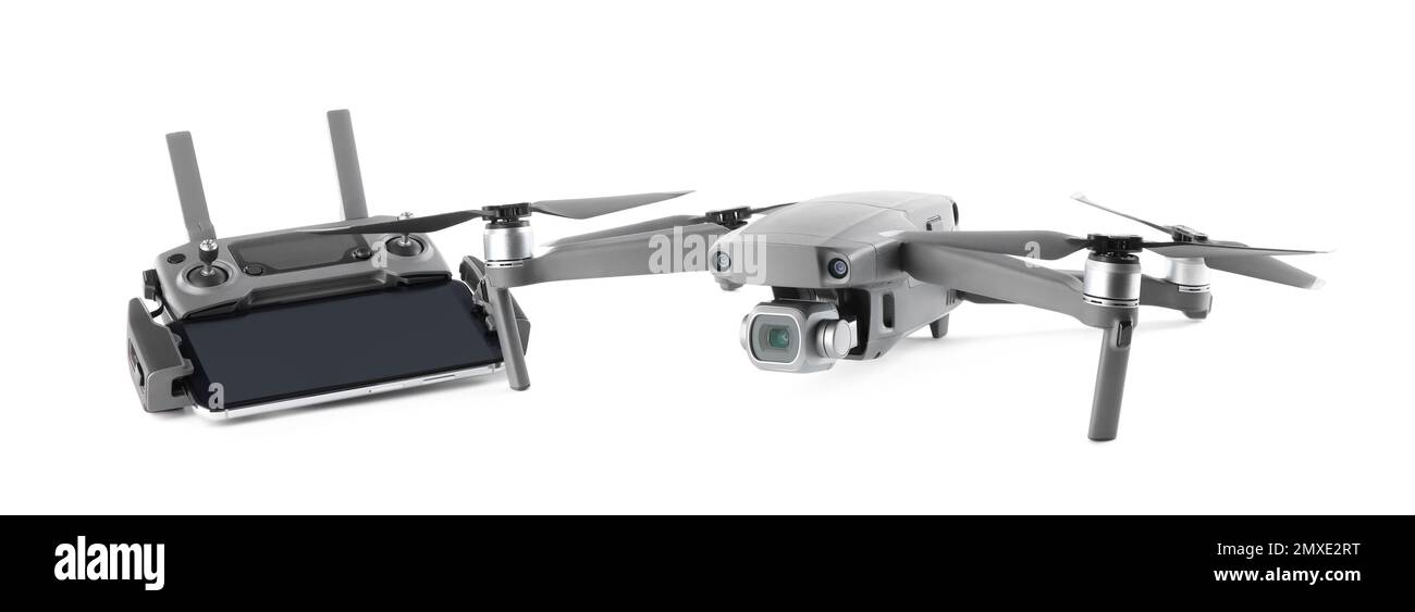 Moderne Drohne und Controller mit Smartphone isoliert auf weiß Stockfoto