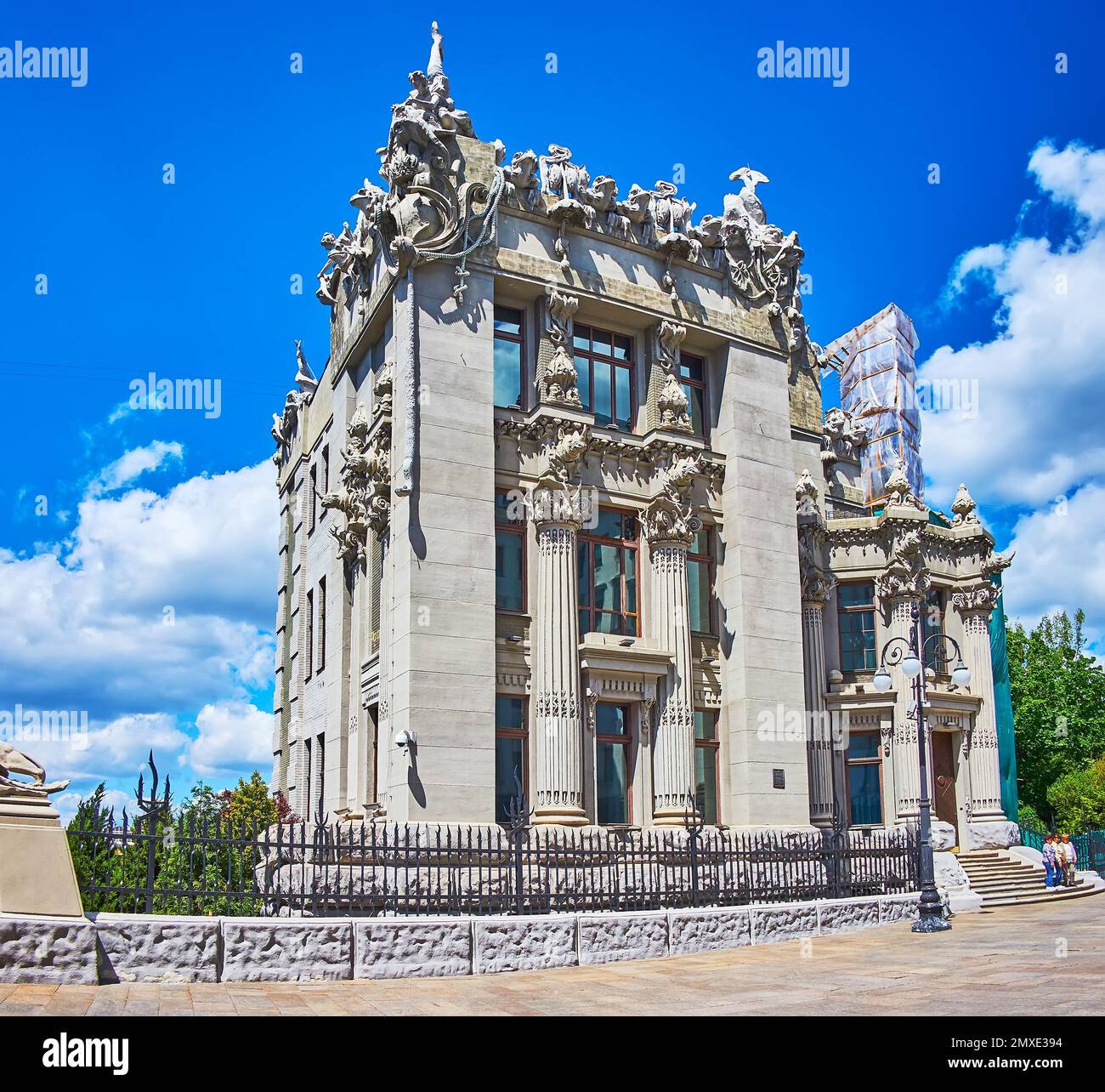 Das Oldtimer-Haus mit Chimaeras ist eines der schönsten Wahrzeichen von Pechersk, in der Bankova Street, Kiew, Ukraine Stockfoto