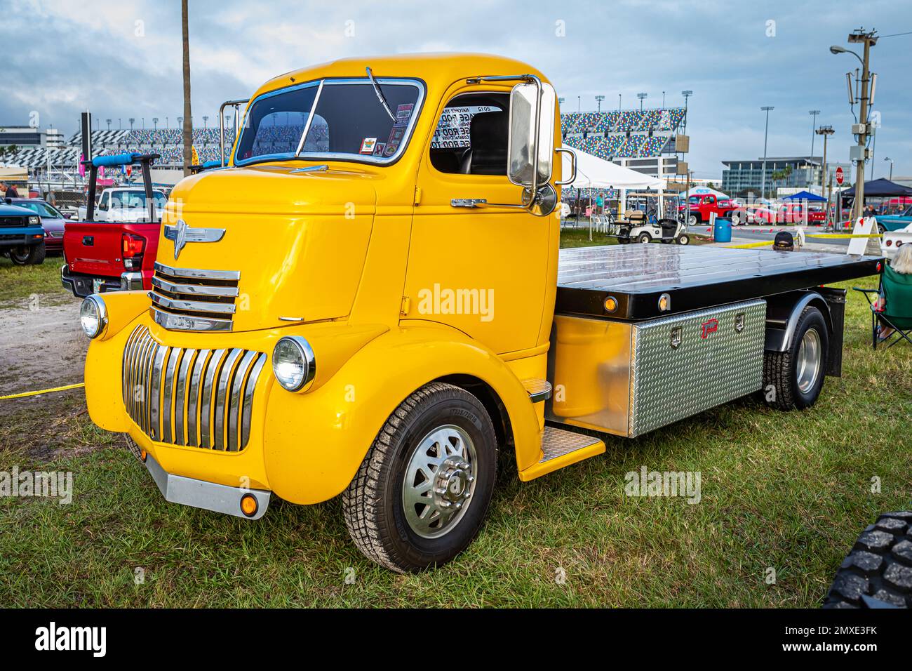 Daytona Beach, FL - 26. November 2022: Blick aus der oberen Perspektive auf einen 1942 Chevrolet COE Flachbettwagen auf einer lokalen Automesse. Stockfoto