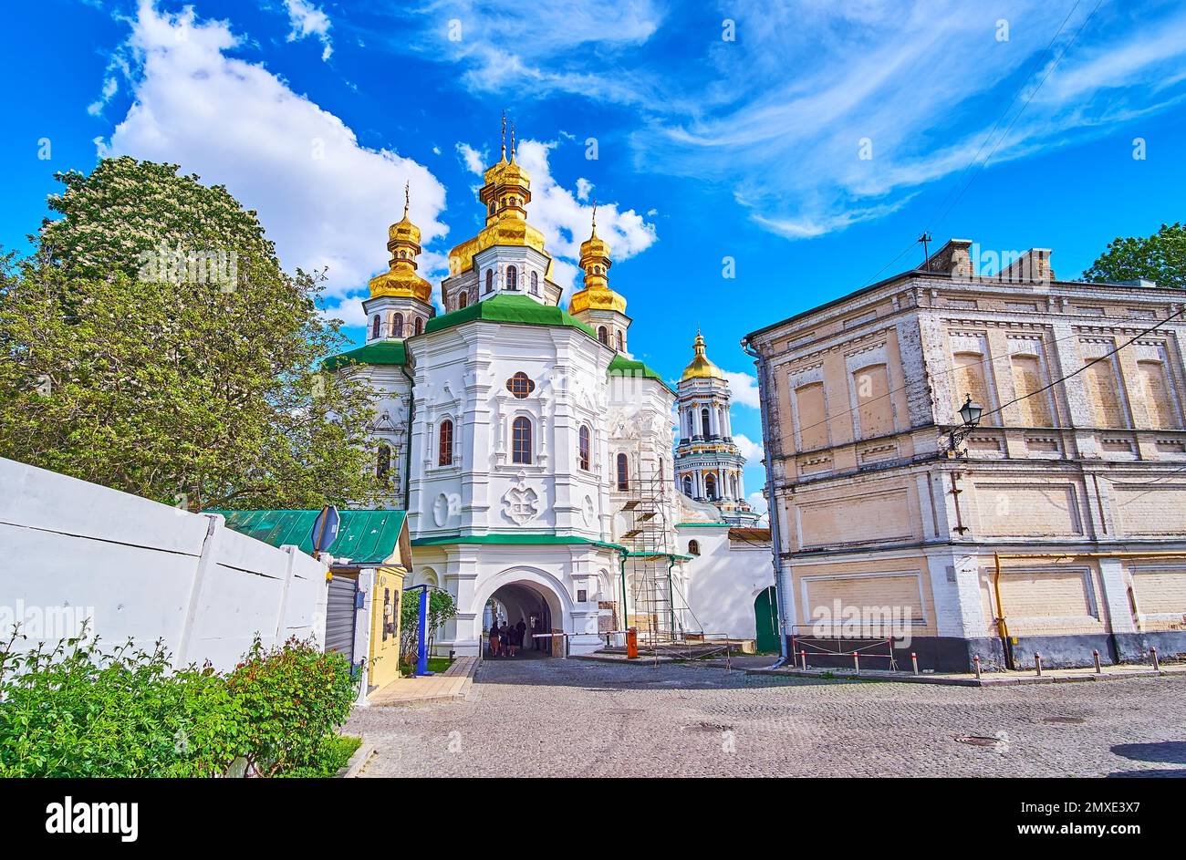 Die Allerheiligen-Kirche mit wirtschaftlichem Tor ist Teil des Festungskomplexes der Kiew Pechersk Lavra, Ukraine Stockfoto
