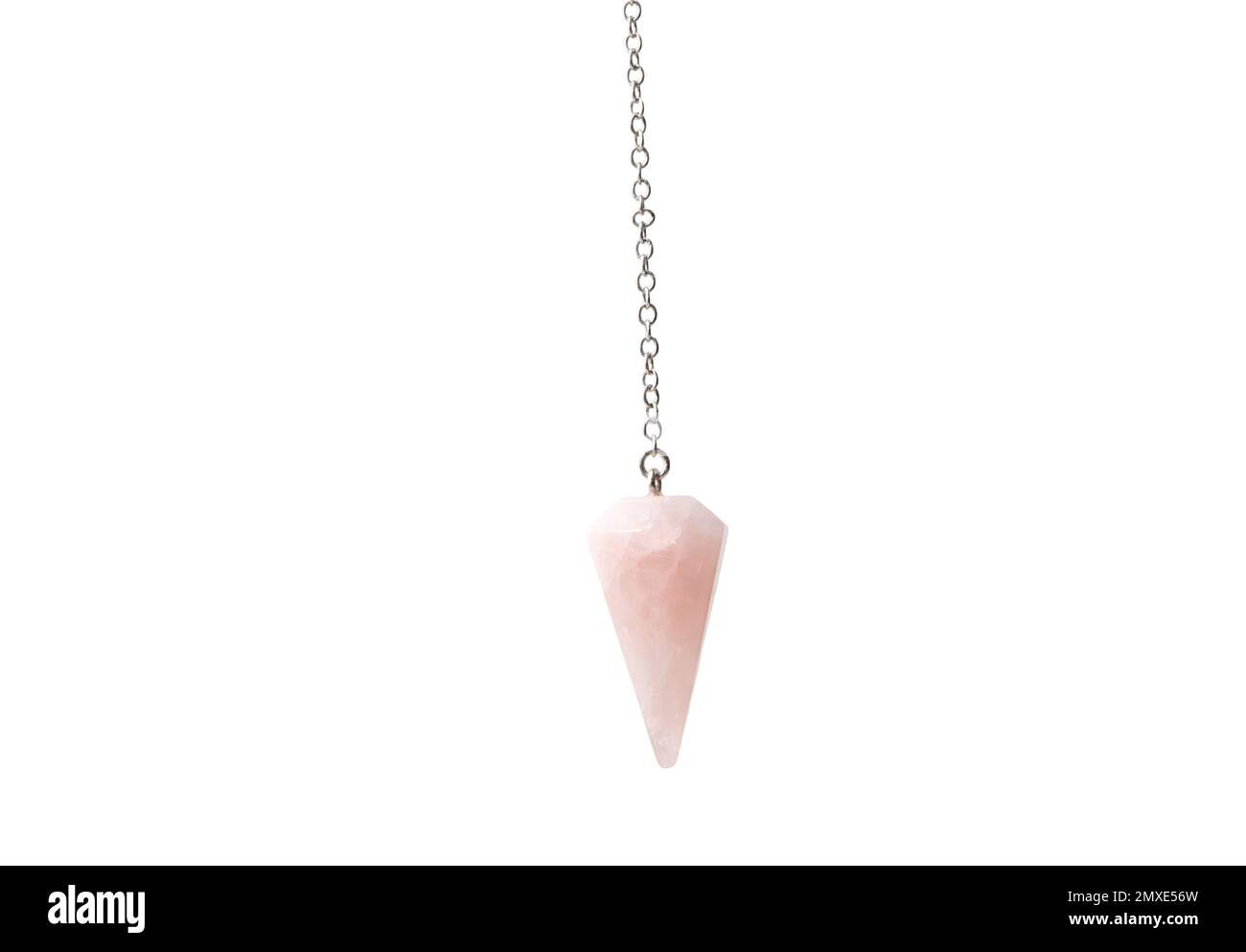 Pendel aus rosafarbenem Quarzkristall auf Kette isoliert auf weißem Hintergrund. Viel Platz zum Kopieren. Stockfoto