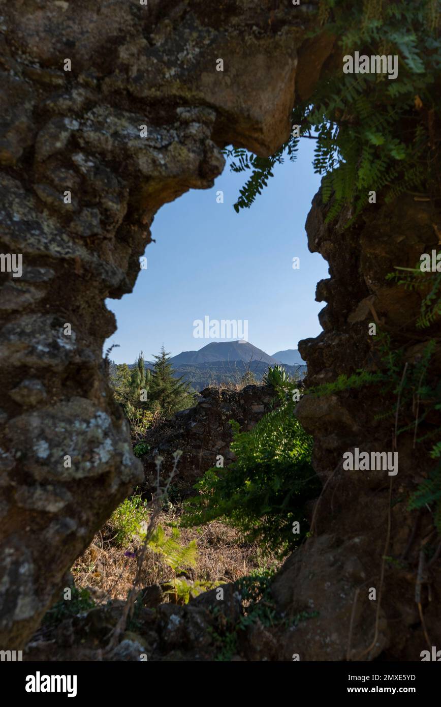 Ein gerahmter Blick auf den Vulkan Paricutin unter klarem blauen Himmel, Michoacan, Mexiko Stockfoto